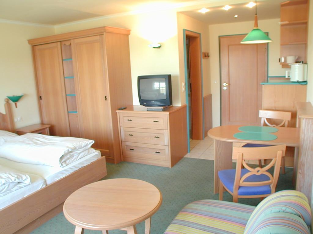 Kurhotel Wuerdinger Hof Bad Fussing Room photo