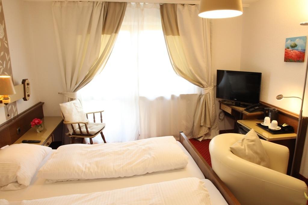 Kurhotel Wuerdinger Hof Bad Fussing Room photo
