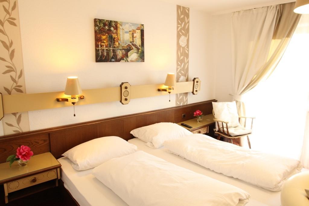 Kurhotel Wuerdinger Hof Bad Fussing Room photo
