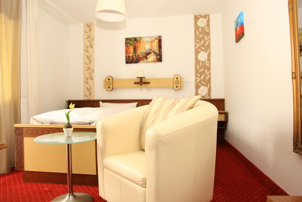 Kurhotel Wuerdinger Hof Bad Fussing Room photo